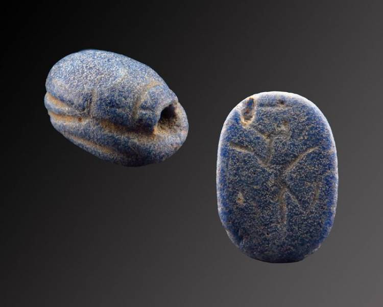 Scarabeo Egizio inciso in Pietra blu - 14 mm.  � ca. 650 a.C.   (311).