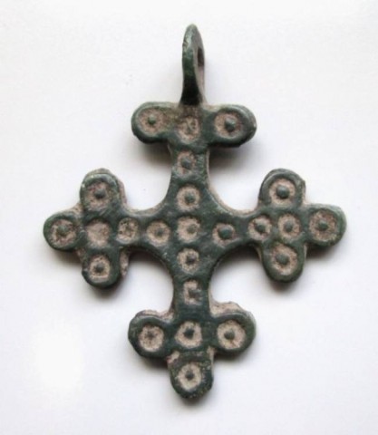 B - ARCHEOLOGIA -  - Pendente a Croce con Decoro  Vichingo in Bronzo �  VIII-XI sec. 