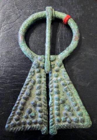 B - ARCHEOLOGIA -  - FIBULA VICHINGA A TRAPEZIO IN BRONZO � VIII-XI sec. (90a)