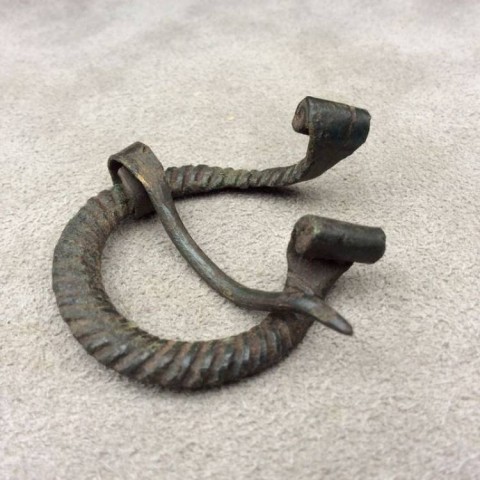 B - ARCHEOLOGIA -  - Fibula Tipo �Omega� Vichinga in Bronzo � VIII-X sec. d.C. � 3,3 cm.