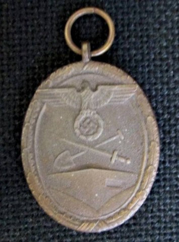 I - MILITARIA STORICA -  - Medaglia  �Deutsches Shutzwall Ehrenzeichen�  + Bustina