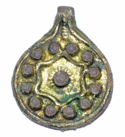 B - ARCHEOLOGIA -  - Pendente in Bronzo placcato in Oro con Simbolo del Sole � IX-XI  sec. d.C.  (60)