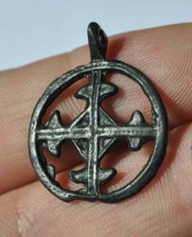 B - ARCHEOLOGIA - PENDENTI / AMULETI (P/A) - Pendente �a Croce cerchiata� Altomedievale  Vichingo  -  X-XII sec. d.C.  (172a)