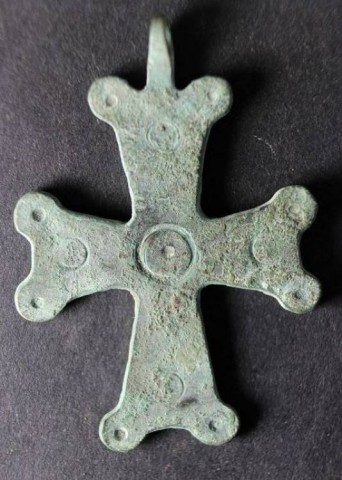 B - ARCHEOLOGIA - PENDENTI / AMULETI (P/A) - Pendente �a Croce patente� Anglosassone in Bronzo con Decori  -  X-XII sec. d.C.  (134)