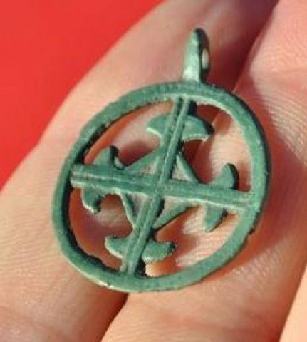 B - ARCHEOLOGIA -  - Pendente �a Croce Cerchiata�  Vichingo in Bronzo �  X-XII sec. d.C.  (87)