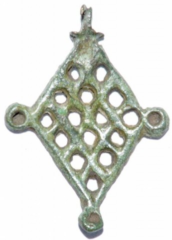 B - ARCHEOLOGIA -  - Pendente �a Rombo Traforato� Vichingo in Bronzo  �  X-XII  sec. d.C. (144)