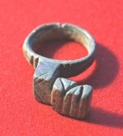 B - ARCHEOLOGIA -  - Anello-Chiave Romano in Bronzo dorato - 	 I - II sec. d.C. (28)