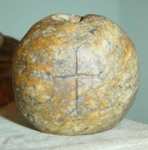 C - ARMI ANTICHE -  - POMO DI SPADA TEMPLARE IN PIETRA  XII-XIII Sec.