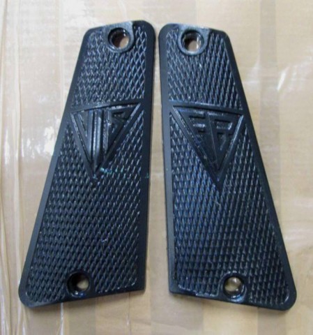 H - ACCESSORI - CALCIATURE (CA) - GUANCETTE x PISTOLA RADOM VIS M.35  (Prod. > 1945)