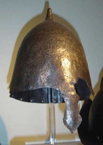 C - ARMI ANTICHE -  - ELMO  �VAREGO� IN FERRO  ca. 1270-1290.