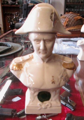 A - ANTIQUARIATO - CERAMICA (CE) - BUSTO di Napoleone	Francia  1900    H. 22 cm.