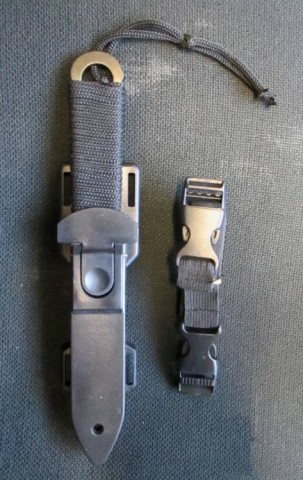 P - MATERIALE TIPO MILITARE -  - PUGNALE da Polpaccio  (L.T. 23,50cm) .