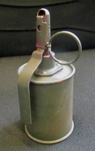 F - ARMI DISATTIVATE -  - BOMBA A MANO �RG-42�  CON SPOLETTA �UZRGM� .