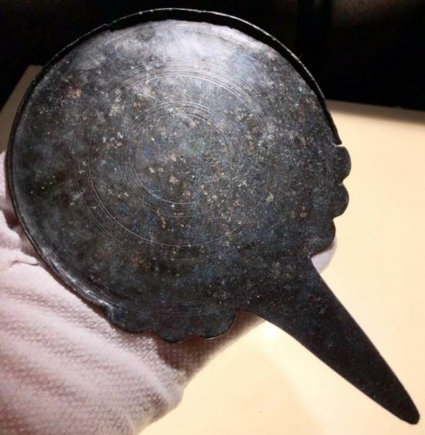 B - ARCHEOLOGIA -  - Specchio in Bronzo � h. cm. 20.   Scitia, VI-V sec. a.C.  (304)					480,00
