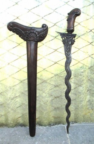 C - ARMI ANTICHE - PUGNALI (PU) - KRIS  INDONESIA  SEC. XIX  CON INCISIONI.   LAMA METEORITICA.