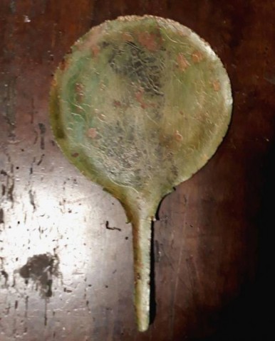 B - ARCHEOLOGIA -  - 56  Specchio Romano in Bronzo con Manico � Incisione  �  I-II  sec. d.C.