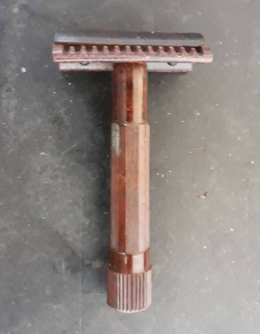 I - MILITARIA STORICA - EQUIPAGGIAMENTO (EQ) - WH	RASOIO IN BACHELITE ROSSA.							100,00