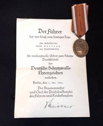 I - MILITARIA STORICA -  - Medaglia  �Deutsches Shutzwall Ehrenzeichen�  + Attestato.