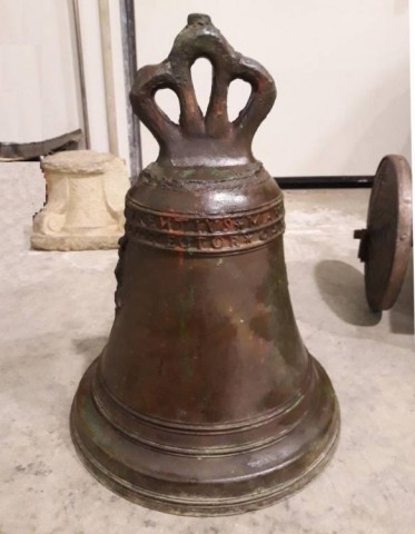 A - ANTIQUARIATO -  - Grande Campana  in Bronzo  con Sculture a rilievo.  Datata 1756.