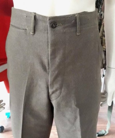 I - MILITARIA STORICA - DIVISE (DI) - US  PANTALONI ARMY �MUTARD� 1944  - MANICHINO �RED BULL�