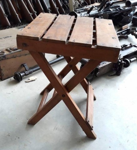 I - MILITARIA STORICA -  - WH-SS	SGABELLO MILITARE PIEGHEVOLE IN LEGNO.