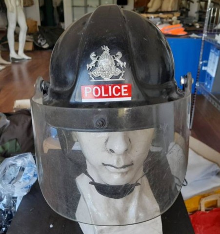 I - MILITARIA STORICA -  - GB  	ELMETTO ANTISOMMOSSA POLIZIA IN POLIMERI.