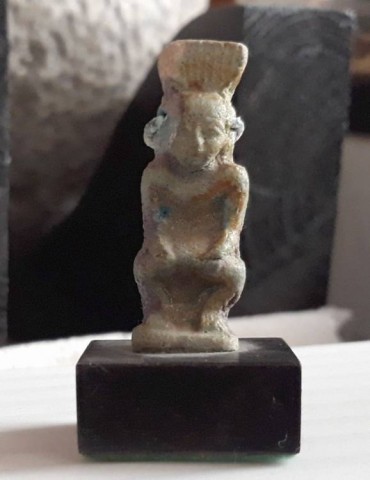 B - ARCHEOLOGIA - PENDENTI / AMULETI (P/A) - Divinit� egizia in Faience verde oliva.   VII sec. a.C.   mm. 40x14  (011x).