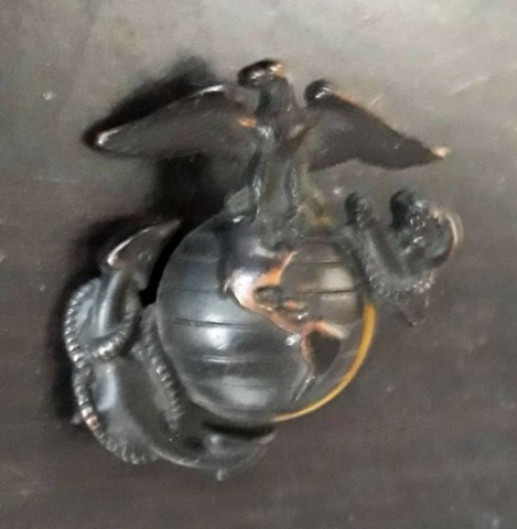 I - MILITARIA STORICA - DECORAZIONI (D) - USMC   FREGIO  IN METALLO  DA  COPRICAPO.