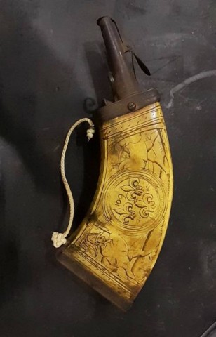  -  - FIASCA DA POLVERE IN CORNO.  FRANCIA, ca 1620.