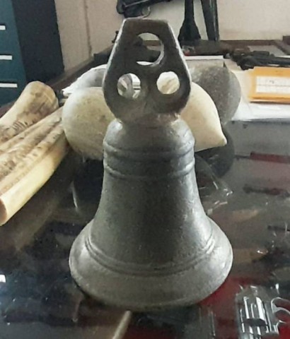 A - ANTIQUARIATO -  - Campana  in Bronzo  con Maniglia a 3 Fori.  Sec. XVII. 
