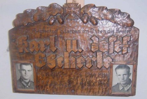 I - MILITARIA STORICA - DECORAZIONI (D) - G - TARGA SCOLPITA IN RICORDO 2 CADUTI