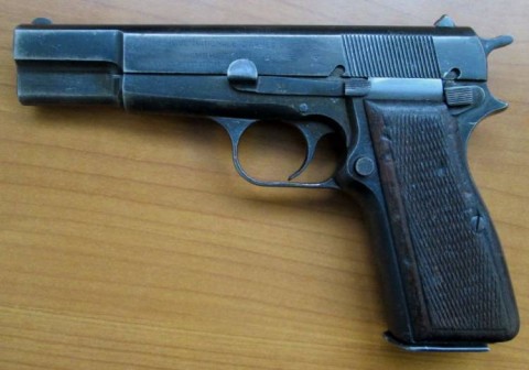 F - ARMI DISATTIVATE -  - PISTOLA BROWNING M. HP.35 (P.35b) con WaA  -3  scarr.
