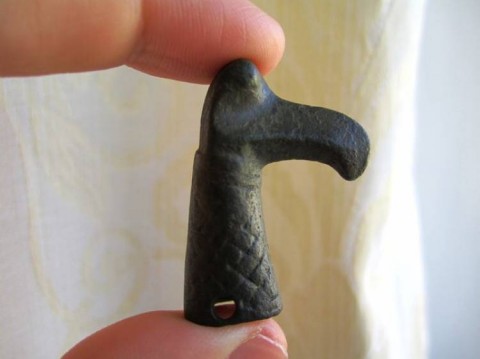 B - ARCHEOLOGIA -  - Pomello per Frustino da Cavallo a forma di Testa di Grifone � VII-IX sec. d.C. - Europa