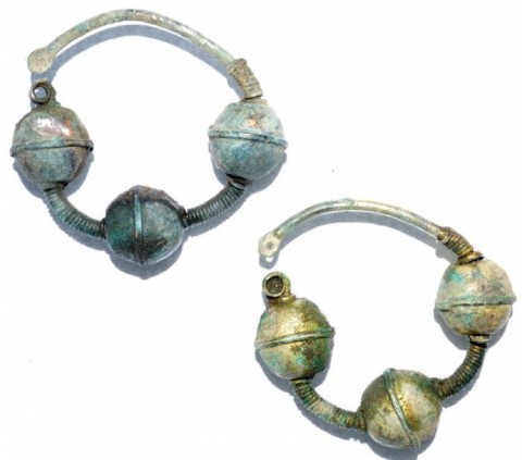 B - ARCHEOLOGIA -  - Orecchini  Vichinghi in Bronzo dorato, decorati  �  IX-XI  sec. d.C. �  4,2-4,4 cm.