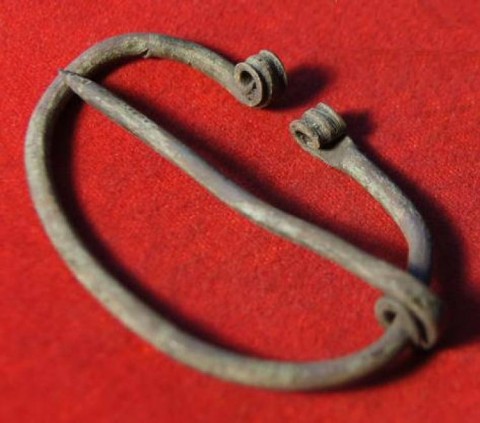 B - ARCHEOLOGIA -  - Fibula Tipo �Omega� Vichinga in Bronzo � VIII-X sec. d.C. � 5,1 cm. 	(57b)