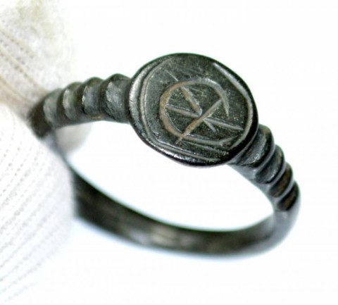 B - ARCHEOLOGIA -  - Anello Vichingo in Bronzo con Luna Crescente e Stella sulla Lunetta � XI-XIII sec. d.C. (56)