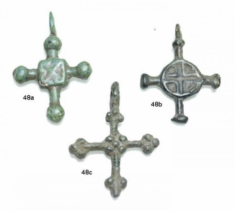 B - ARCHEOLOGIA -  - N� 3 Pendenti a Croce Altomedievali decorati in Bronzo � VIII-XII sec. d.C.  (48)