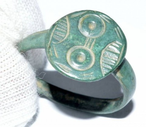 B - ARCHEOLOGIA -  - Anello Sassone  in Bronzo con motivo �Occhio del Male� sulla Lunetta � IX-XI sec. d.C.  (88)