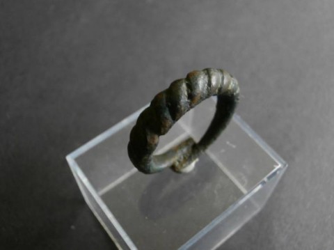 B - ARCHEOLOGIA -  - Anello a Torciglione Vichingo in Bronzo � IX-X sec. d.C.  (141)