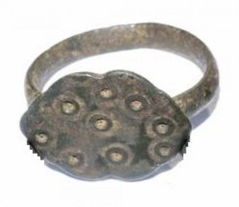B - ARCHEOLOGIA -  - Anello Sassone  in Bronzo -  motivo �Occhio del Malocchio� sulla Lunetta � IX-XI sec. d.C.  (80)