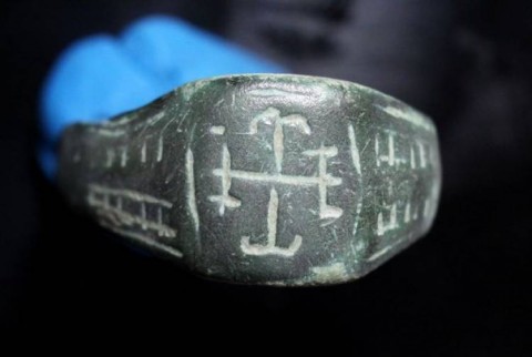 A - ANTIQUARIATO -  - Raro Anello in Bronzo di Cavaliere Templare con Croce Patente - XI-XIV sec. d.C. (85)