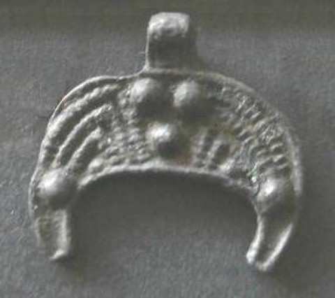 B - ARCHEOLOGIA - PENDENTI / AMULETI (P/A) - Pendente �a Lunula� Vichingo in Bronzo  �  IX-X  sec. d.C. (68B)