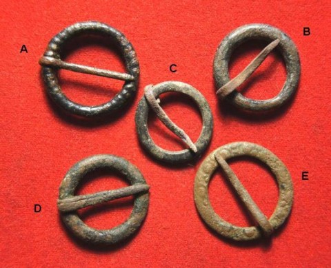 B - ARCHEOLOGIA -  - N. 5 Fibule �ad Anello�  Vichinghe in Bronzo � -X-XIII sec. d.C. (3)