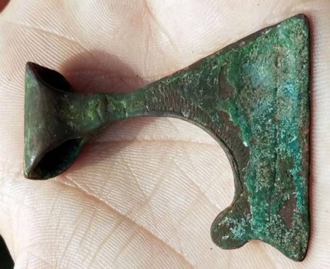 B - ARCHEOLOGIA - PENDENTI / AMULETI (P/A) - Pendente �ad Ascia� Vichingo in Bronzo  �  X-XII  sec. d.C. (257)