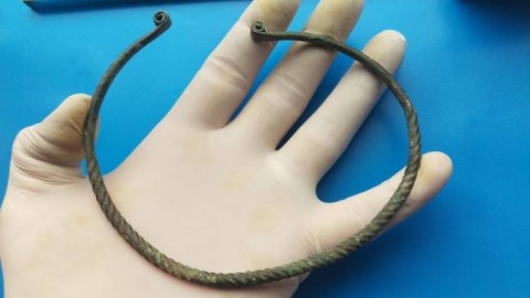 B - ARCHEOLOGIA - COLLANE (CO) - Collana (Torc) �a Torciglione� Celtica in Bronzo  � 300-100 a. C.  (33)