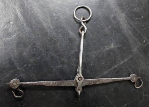 A - ANTIQUARIATO - OGGETTISTICA - Piccola Bilancia in Ferro  Sec. XVI-XVII