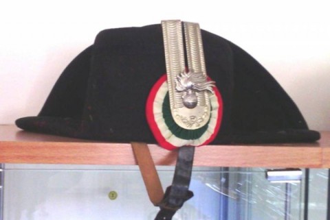 I - MILITARIA STORICA - COPRICAPI (C) - FELUCA CARABINIERI ANNI �60/70 + CAMICIA.