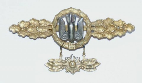 I - MILITARIA STORICA - DECORAZIONI (D) - LW  Frontflugspange f�r Kampfflieger in Gold mit Anh�nger.