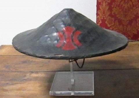 C - ARMI ANTICHE - ARMI GIAPPONESI (AG) - JINGASA LEGGERO DA SAMURAI CON MON.  PERIODO EDO (2)