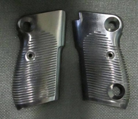 H - ACCESSORI - CALCIATURE (CA) - GUANCETTE x PISTOLA BERETTA MOD.51,